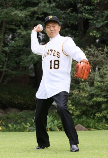 Photograph of Prime Minister Hatoyama playing catch with Mr. Kuwata (2)