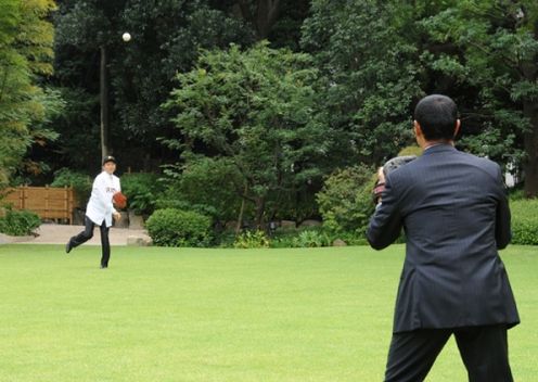Photograph of Prime Minister Hatoyama playing catch with Mr. Kuwata (3)