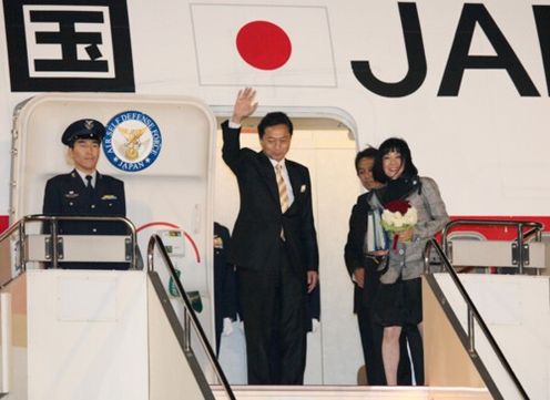 Photograph of Prime Minister Hatoyama and Mrs. Miyuki Hatoyama departing Haneda Airport for New York