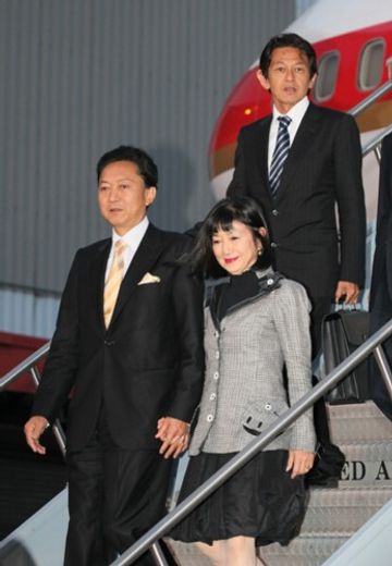 Photograph of Prime Minister and Mrs. Hatoyama after having arrived in New York