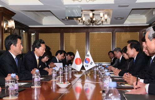 Photograph of the Prime Minister attending the Japan-ROK Summit Meeting