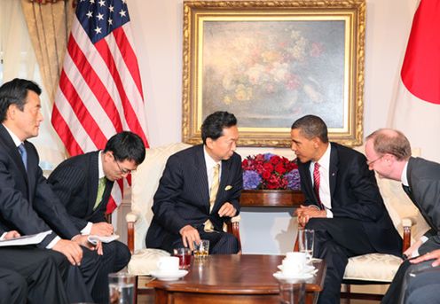 Photograph of Prime Minister Hatoyama exchanging views with President Obama during the Japan-US Summit Meeting