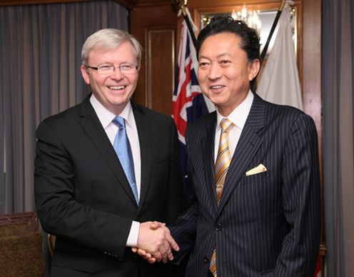 Photograph of Prime Minister Hatoyama shaking hands with Prime Minister Rudd during the Japan-Australia Summit Meeting