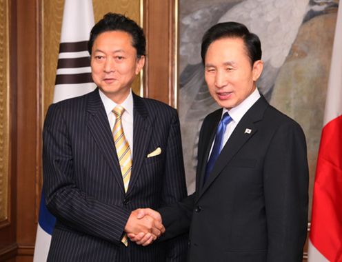 Photograph of Prime Minister Hatoyama shaking hands with President Lee during the Japan-ROK Summit Meeting