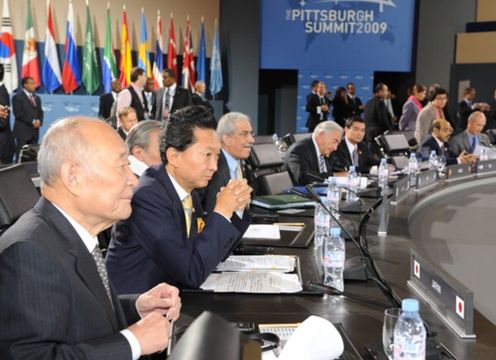 Photograph of Prime Minister Hatoyama and Finance Minister Fujii attending the plenary session of the Summit