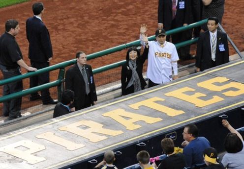 Photograph of Prime Minister and Mrs. Hatoyama waving to the audience at the first-pitch ceremony in PNC Park