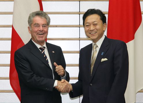 Photograph of Prime Minister Hatoyama shaking hands with Federal President Heinz Fischer (1)