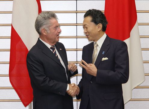 Photograph of Prime Minister Hatoyama shaking hands with Federal President Heinz Fischer (2)