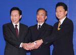 Photograph of Prime Minister Hatoyama shaking hands with President Lee and Premier Wen