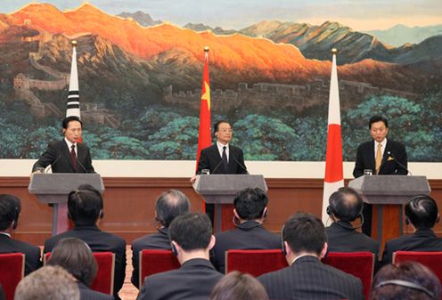 Photograph of the Prime Minister attending a joint Japan-China-ROK leaders' press conference (1)