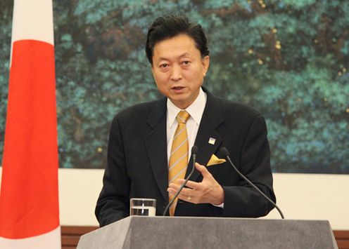Photograph of the Prime Minister attending a joint Japan-China-ROK leaders' press conference (2)