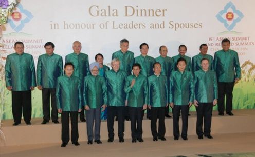 Photograph of the Prime Minister attending a commemorative photograph session during a banquet