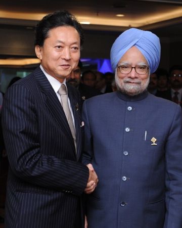 Photograph of Prime Minister Hatoyama shaking hands with Prime Minister Singh of India