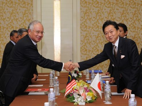 Photograph of Prime Minister Hatoyama shaking hands with Prime Minister Najib of Malaysia