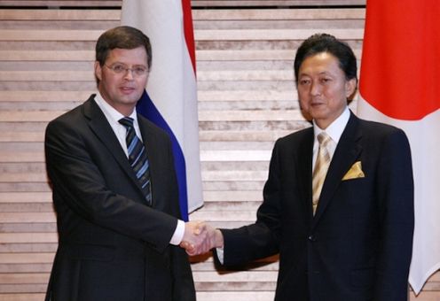 Photograph of Prime Minister Hatoyama shaking hands with Prime Minister Balkenende