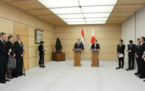 Photograph of the Japan-Netherlands leaders' joint press announcement