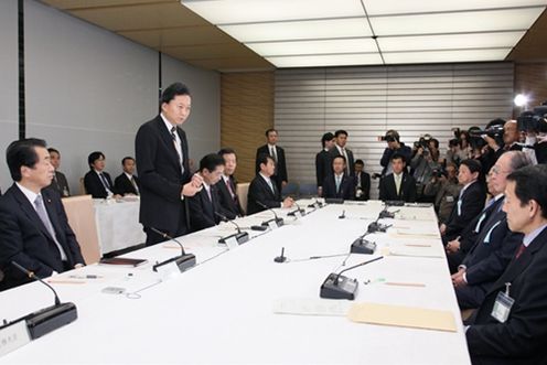 Photograph of the Prime Minister delivering an address at the meeting of the Government Revitalization Unit (2)