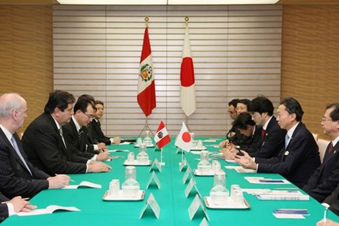 Photograph of Prime Minister Hatoyama holding talks with President Garcia