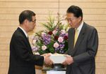 Photograph of the Prime Minister receiving the FY2008 Audit Report