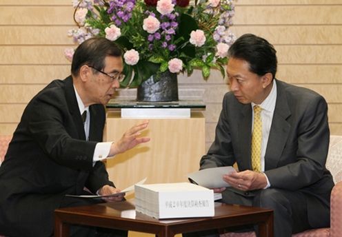 Photograph of the Prime Minister being briefed on the FY2008 Audit Report from Commissioner (President) of the Board of Audit Masaki Nishimura