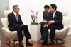 Photograph of Prime Minister Hatoyama holding talks with Prime Minister Lee Hsien Loong of Singapore