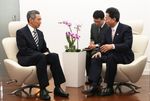 Photograph of Prime Minister Hatoyama holding talks with Prime Minister Lee Hsien Loong of Singapore