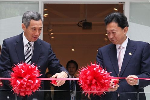 Photograph of the Prime Minister taking part in the ribbon-cutting ceremony for the opening of the Japan Creative Centre (JCC)