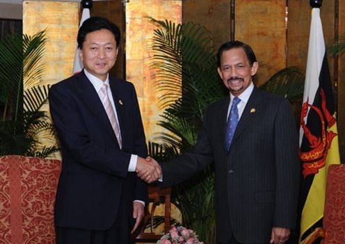 Photograph of Prime Minister Hatoyama shaking hands with His Majesty Sultan and Yang Di-Pertuan Bolkiah of Brunei Darussalam