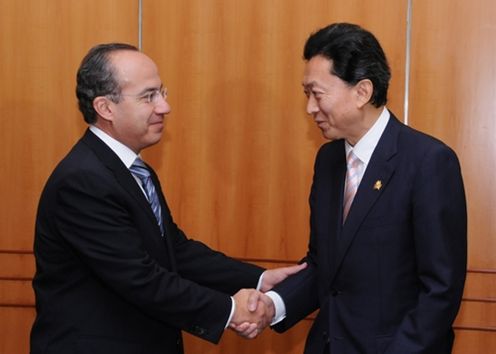 Photograph of Prime Minister Hatoyama shaking hands with President Calderon of Mexico