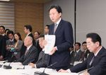 Photograph of the Prime Minister delivering an address at the meeting of the Government Revitalization Unit (1)