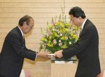 Photograph of Prime Minister Hatoyama receiving a request from Governor of Okinawa Prefecture Hirokazu Nakaima
