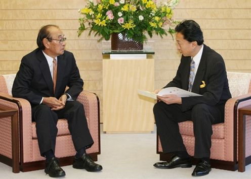 Photograph of Prime Minister Hatoyama exchanging views with Governor of Okinawa Prefecture Hirokazu Nakaima