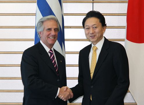 Photograph of Prime Minister Hatoyama shaking hands with President Vázquez