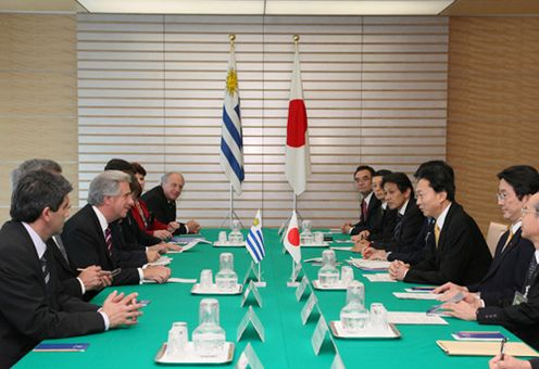 Photograph of Prime Minister Hatoyama holding talks with President Vázquez