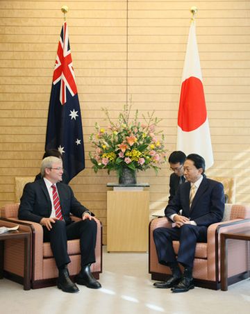 Photograph of Prime Minister Hatoyama holding talks with Prime Minister Rudd