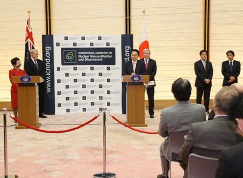 Photograph of the Prime Minister delivering an address at the presentation ceremony for member reports of the International Commission on Nuclear Non-Proliferation and Disarmament (ICNND)