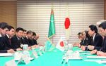 Photograph of Prime Minister Hatoyama holding talks with President Berdimuhamedov