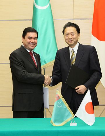 Photograph of the leaders attending a signing ceremony for a joint statement