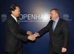 Photograph of Prime Minister Hatoyama shaking hands with Prime Minister Rasmussen of Denmark (Pool photo)