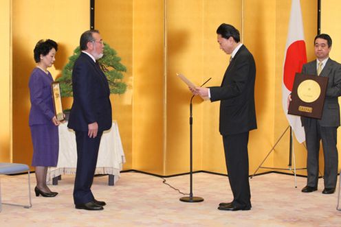 Photograph of the Prime Minister presenting the certificate of commendation