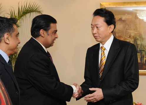 Photograph of Prime Minister Hatoyama shaking hands with Chairman and Managing Director Mukesh D. Ambani of Reliance Industries Limited