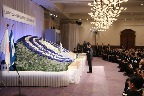Photograph of the Prime Minister delivering a memorial address at the Memorial Ceremony to Commemorate the 15th Anniversary of the Great Hanshin-Awaji Earthquake (1)