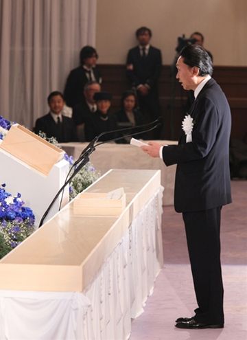 Photograph of the Prime Minister delivering a memorial address at the Memorial Ceremony to Commemorate the 15th Anniversary of the Great Hanshin-Awaji Earthquake (2)