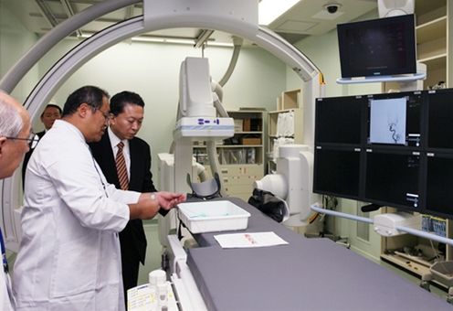 Photograph of the Prime Minister visiting the Institute of Biomedical Research and Innovation laboratory of the Foundation for Biomedical Research and Innovation