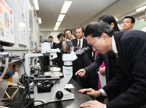 Photograph of the Prime Minister visiting the Center for Developmental Biology of RIKEN