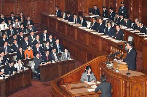 Photograph of the Prime Minister delivering a policy speech during the plenary session of the House of Representatives (2)