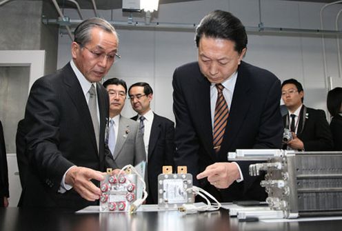 Photograph of the Prime Minister visiting the Fuel Cell Nanomaterials Center, University of Yamanashi