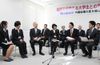 Photograph of the Prime Minister exchanging views with undergraduate and graduate students in Yamanashi Prefecture