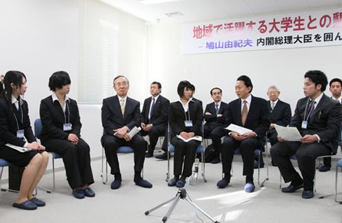 Photograph of the Prime Minister exchanging views with undergraduate and graduate students in Yamanashi Prefecture