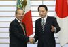 Photograph of Prime Minister Hatoyama shaking hands with President Felipe Calderón Hinojosa